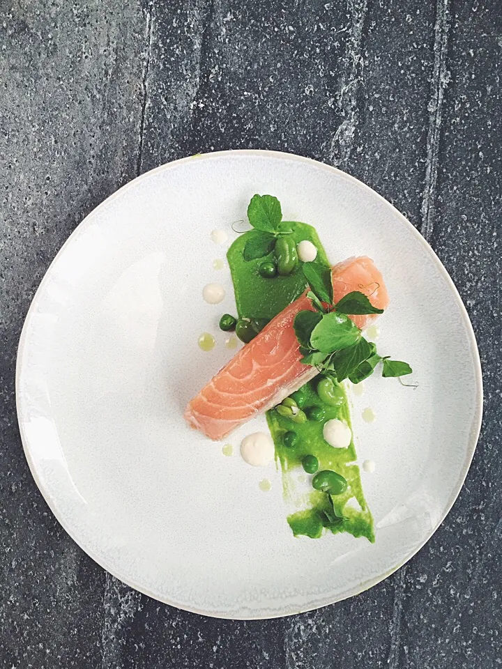 Salmon mi cuit with pea purée,broad beans,pea shoot,horseradish creme,mint oil|rick chanさん