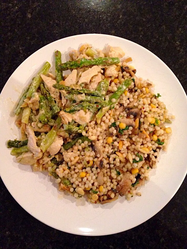 Israeli Couscous with mushrooms and asparagus in cream sauce with chicken and pine nuts|CookingWithLoveさん