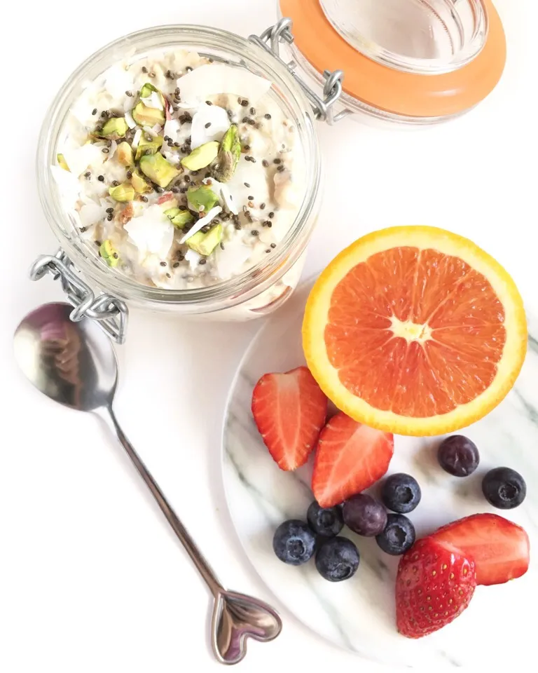 Orange creamsicle oats with pistachios & fresh fruits|coxiella24さん