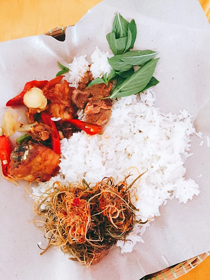 malaysia traditional cuisine. 
white rice+fried chicken+studs+side dish|Nanaradiha Jafriさん