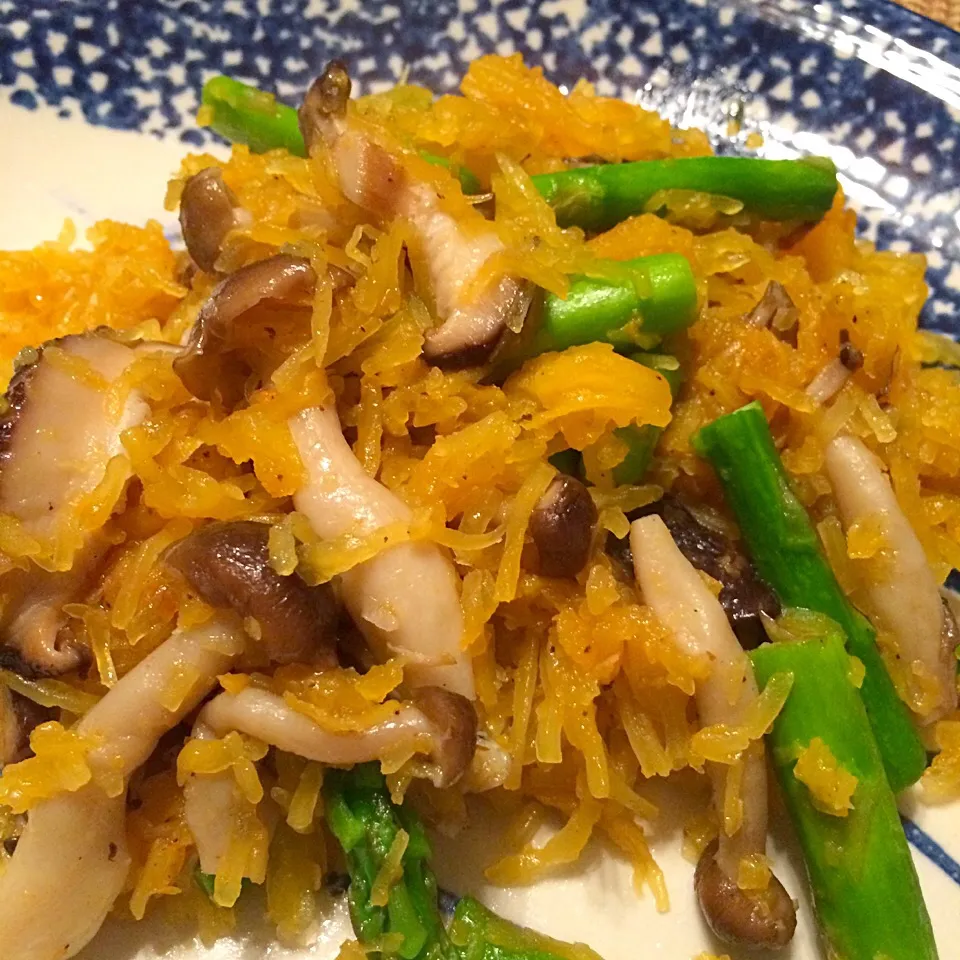 Spaghetti squash with shiitake mushrooms, shimeji mushrooms and asparagus.|Nanaさん