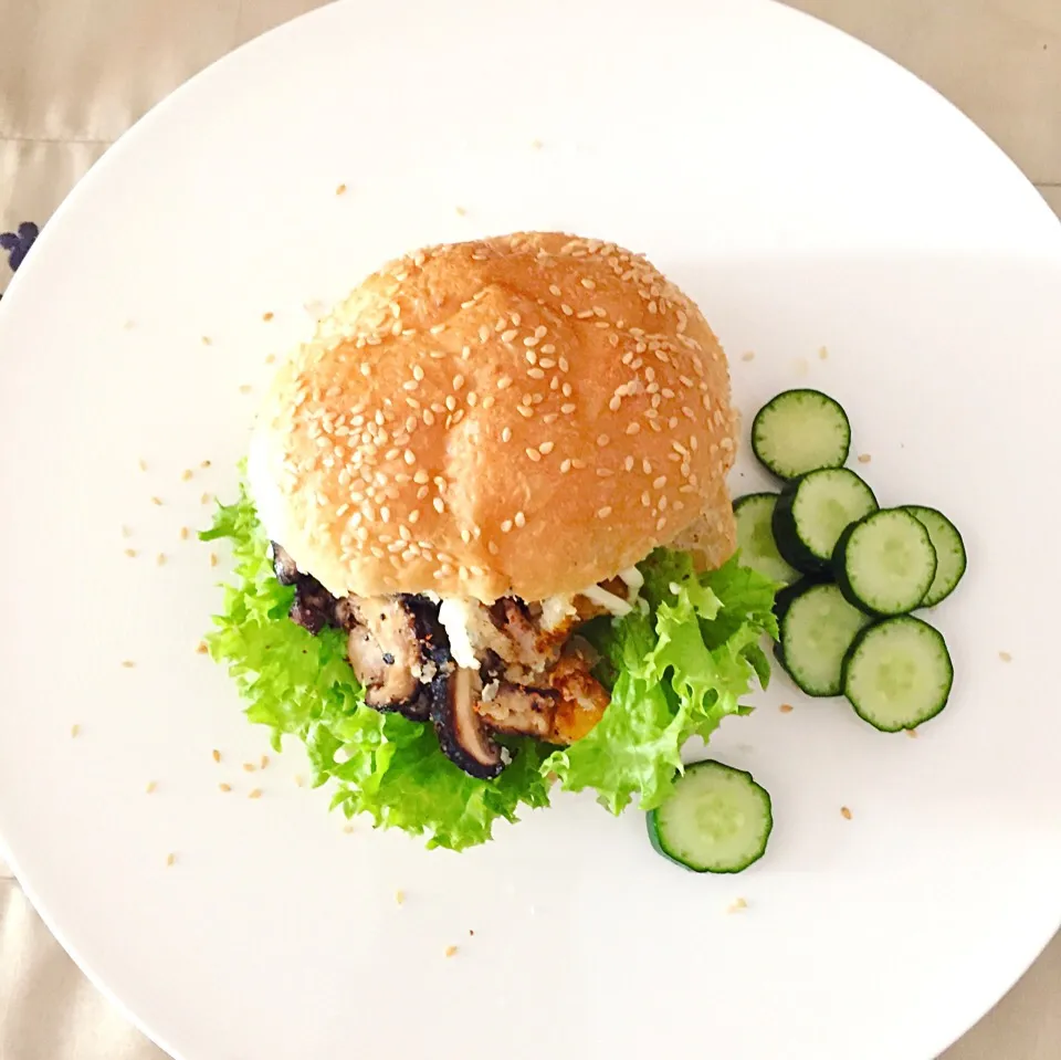 Mashed Wedges Shiitake Mushroom Burger|Indulgeさん