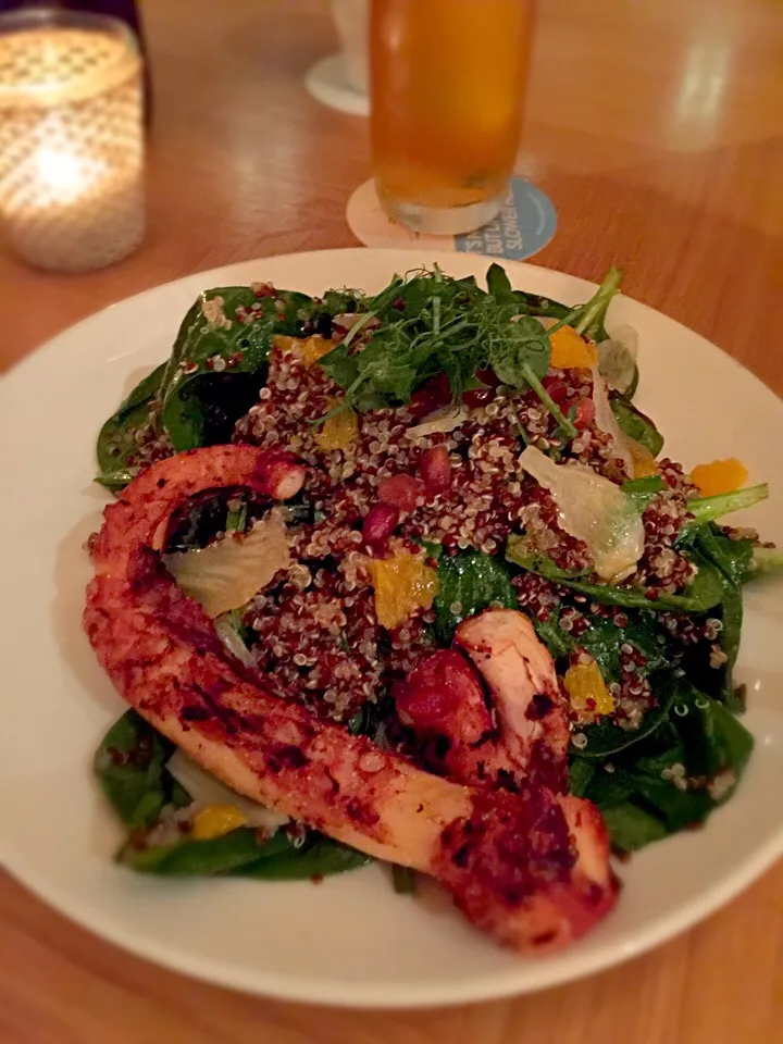 Best salad! Grilled octopus, Quinoa, spinach, pomegranate!|Aunty Gさん