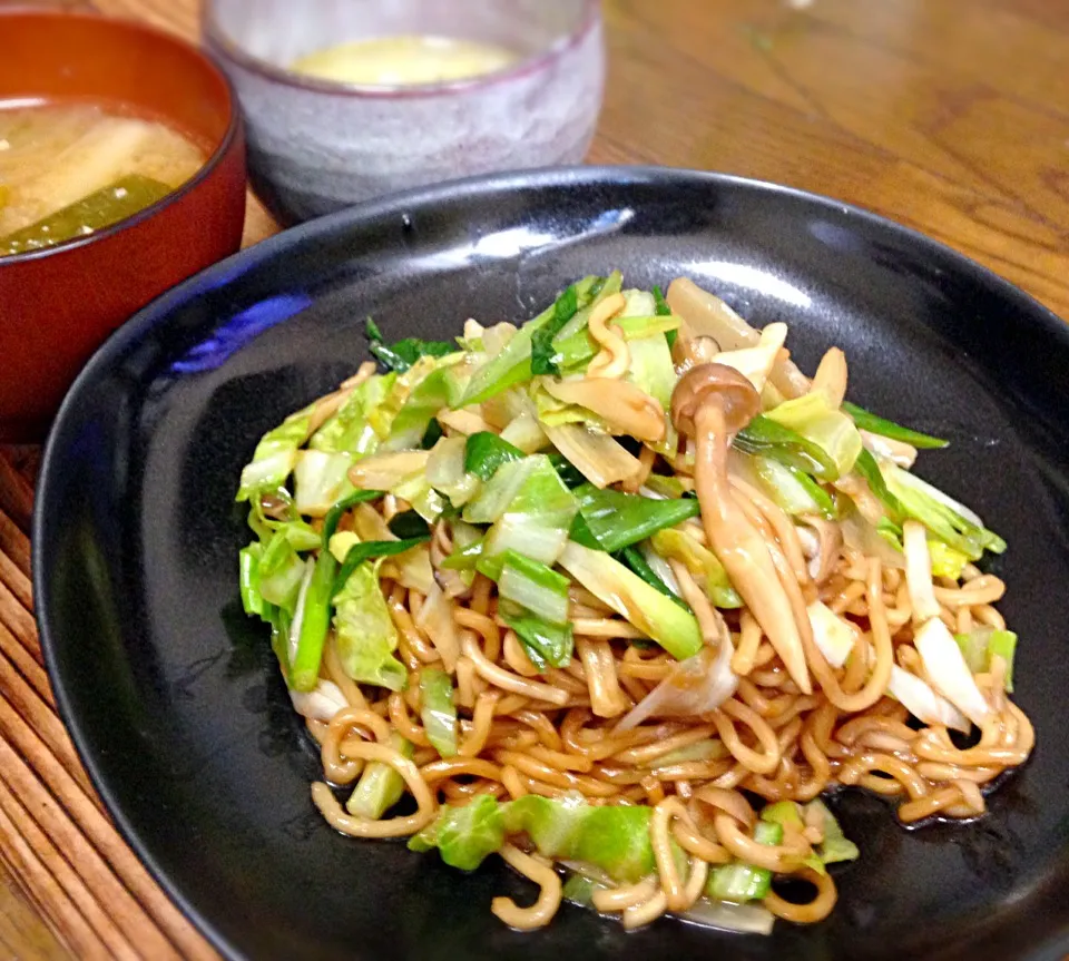 Snapdishの料理写真:昼ごはん 焼きそば  長ねぎと玉ねぎの味噌汁 玉ねぎ雑炊|ぽんたさん