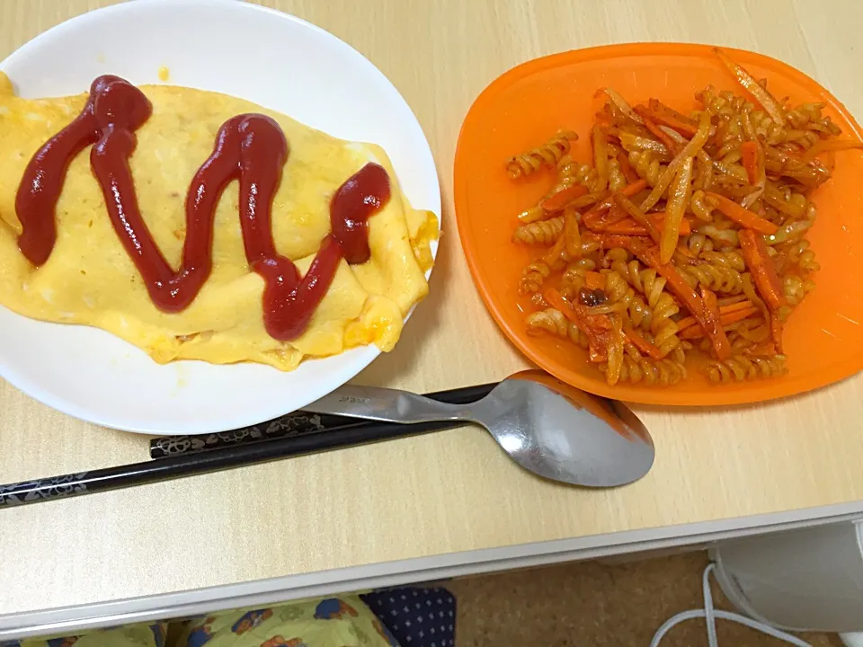 オムライスとパスタのケチャップ炒め|かなぽさん