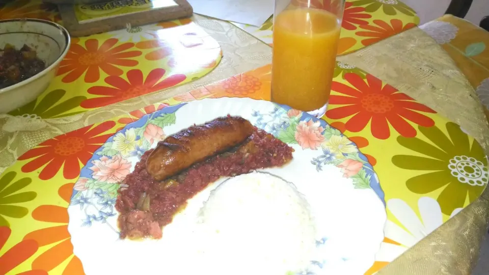 hungarian sausage on a bed of corned beef with Orange Juice|Rinielさん