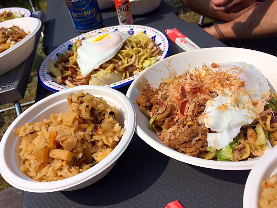 キャンプのお昼ごはん❤️たけのこご飯と塩焼きそば&ソース焼きそば🎵|makoさん