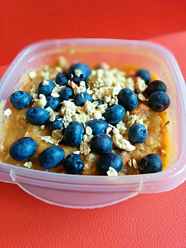 #oatmeal #myoatmeal #saturdaymorning #healthy #breakfast #blueberries #carrot #avocado #vitamins|LucieFoodさん