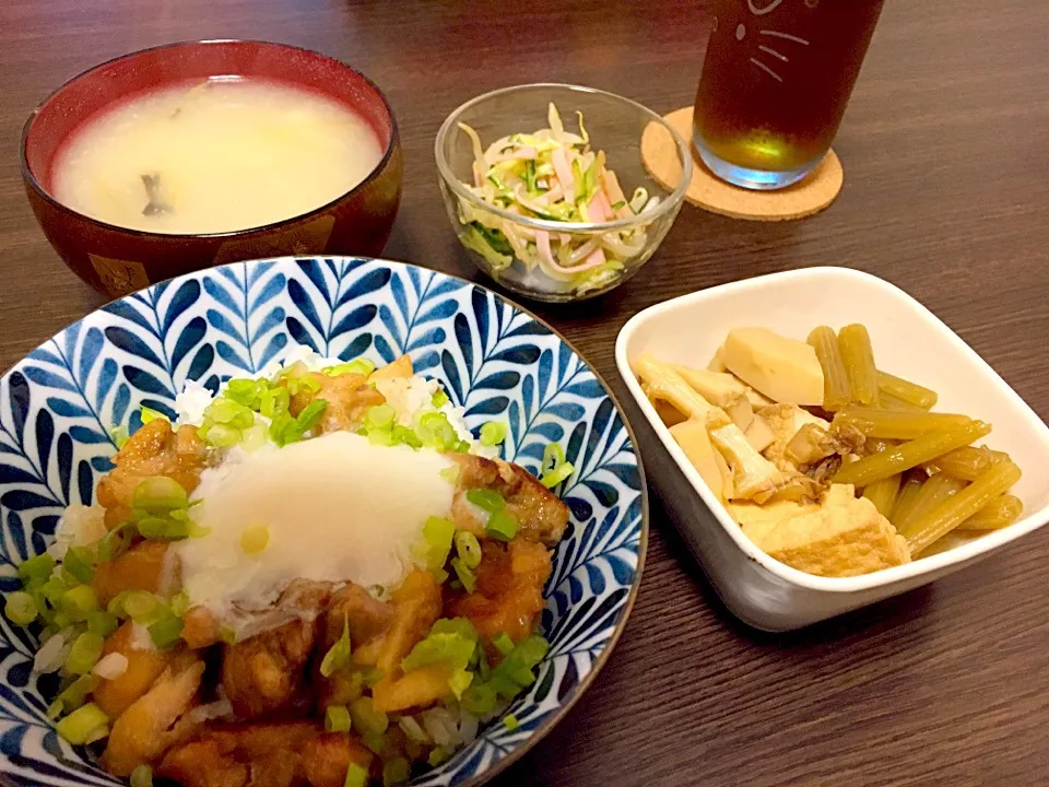 Snapdishの料理写真:照り焼きチキンの温玉丼
たけのことふきの煮物
ナムル
豆腐とミョウガのお味噌汁|ともぴさん