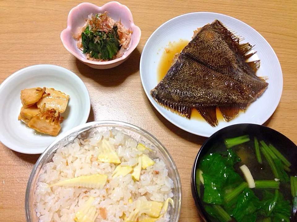 カレイの煮付 筍オイスターソース炒め ほうれん草のおひたしで晩ごはん|こんこんさん