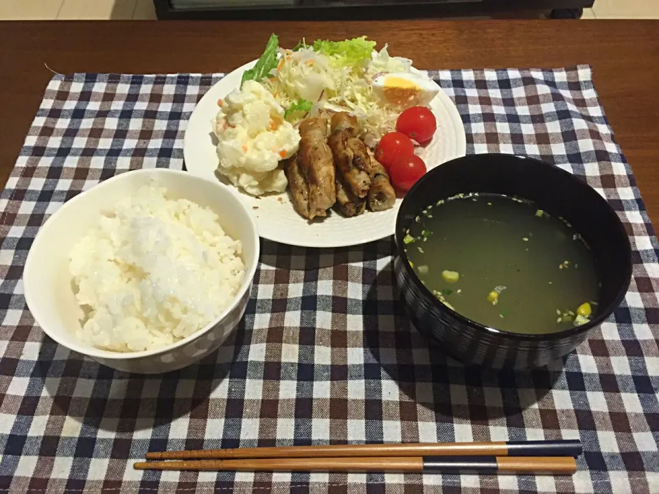 作り置きごはーん♡大葉の豚肉巻き、サラダ、スープ、白ご飯(オクノ作、タロウ購入・盛り付け)|未来さん