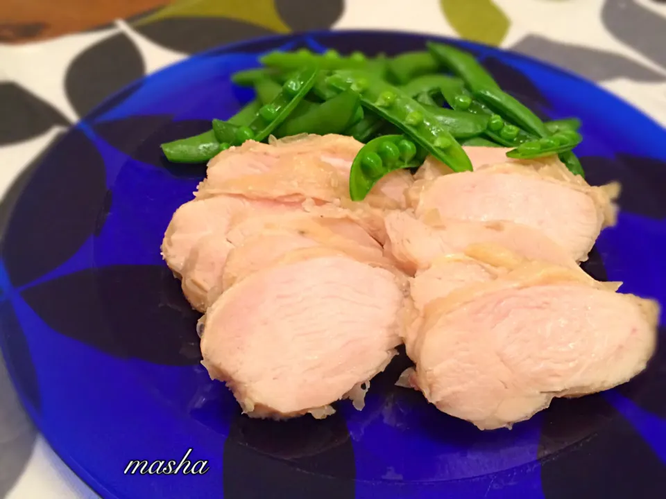 ひかりママさんの料理 鶏胸肉１枚ぺろりいけちゃうダイエットつまみ♥鶏胸肉のしっとり旨いサラダチキン風♪
採れたての大量のスナップエンドウとともに（＾Ｏ＾☆♪|mashaさん