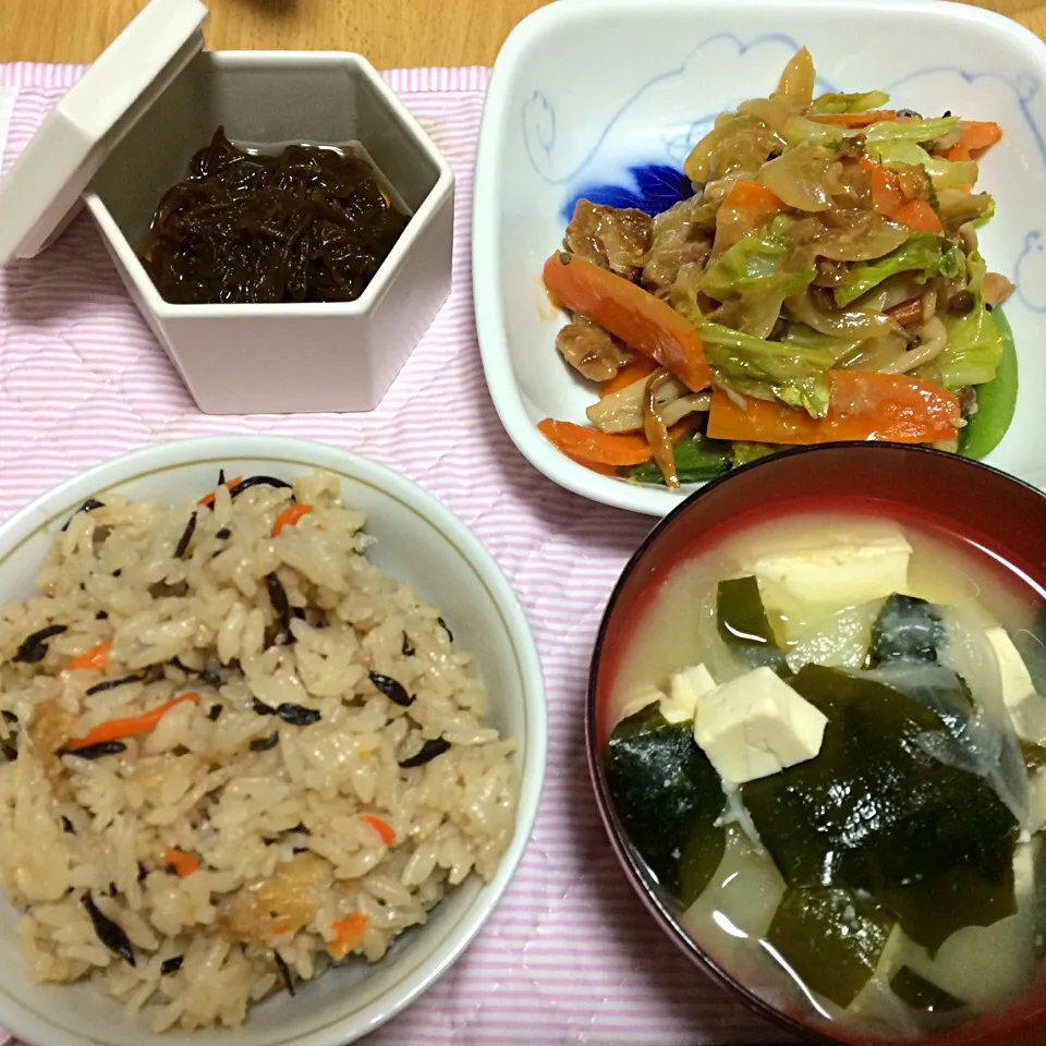 Snapdishの料理写真:晩御飯
✴︎味噌野菜炒め
✴︎ひじきの炊き込み御飯(千葉・斎武商店の炊き込み御飯の素)
✴︎もずく
✴︎生わかめと新じゃが&玉ねぎのお味噌汁|なほこさん