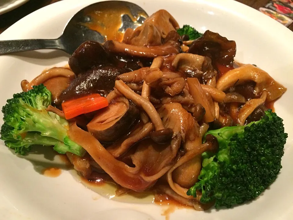 Sauteed Kailan with Mushrooms and Black Fungus|crystalさん