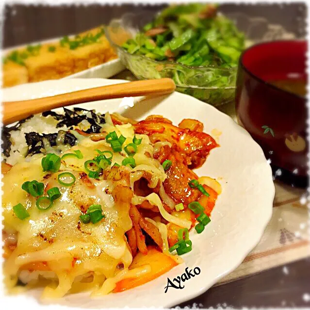 Snapdishの料理写真:豚キムチーズ丼、アオサのお味噌汁、レタスとツナの塩昆布サラダ、揚げ出し豆腐|亜矢子さん