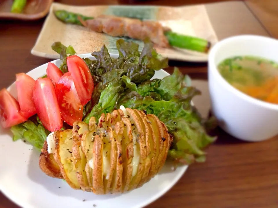 晩ごはん ☆チーズを乗せて🎶ハッセルバックポテト ☆アスパラの肉巻き ☆鶏胸肉と人参のスープ|けいさん