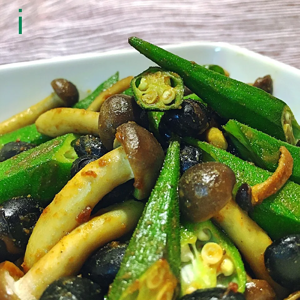 咲きちゃんの料理 オクラと黒豆のスパイシー🔥なおつまみ 【Spicy stir-fried okra and black beans】|izoomさん