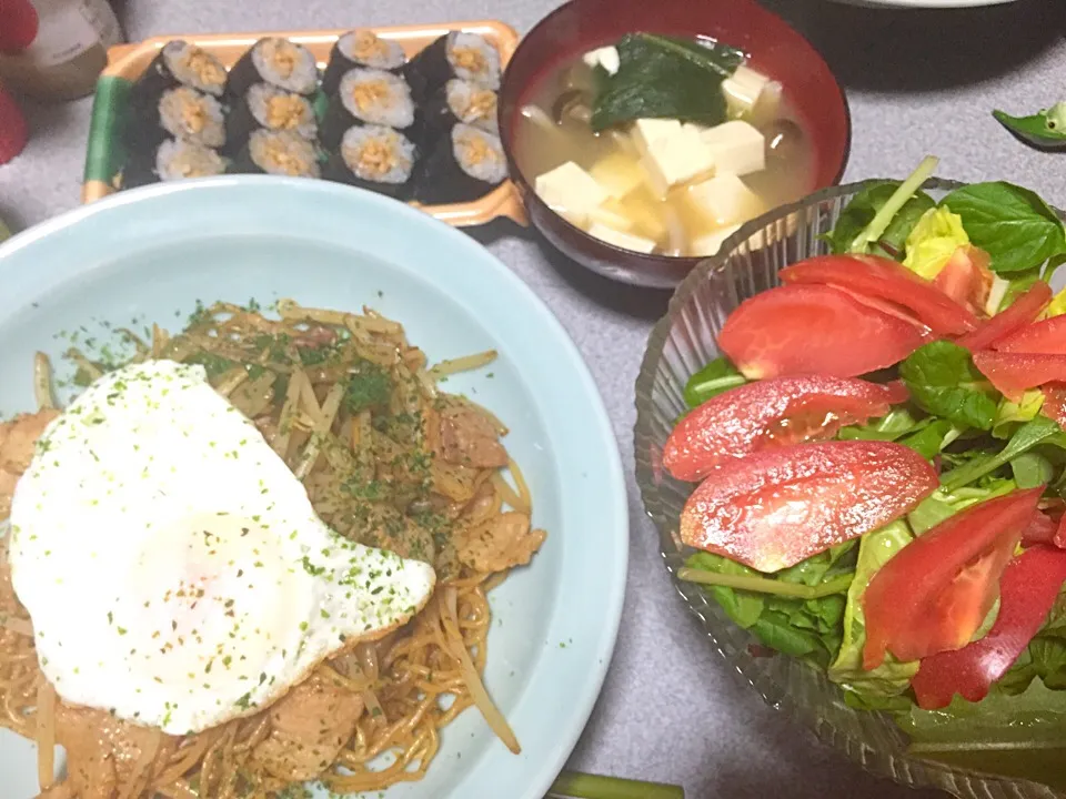 Snapdishの料理写真:肉入り焼きそば(油分は牛脂で)、トマトサラダ、キノコ豆腐小松菜味噌汁|ms903さん