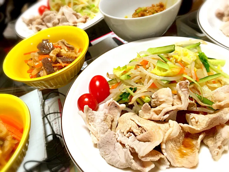 Snapdishの料理写真:ちょっと早い母の日🎀🌺
実家飯の冷しゃぶに温野菜😋|しんやさん