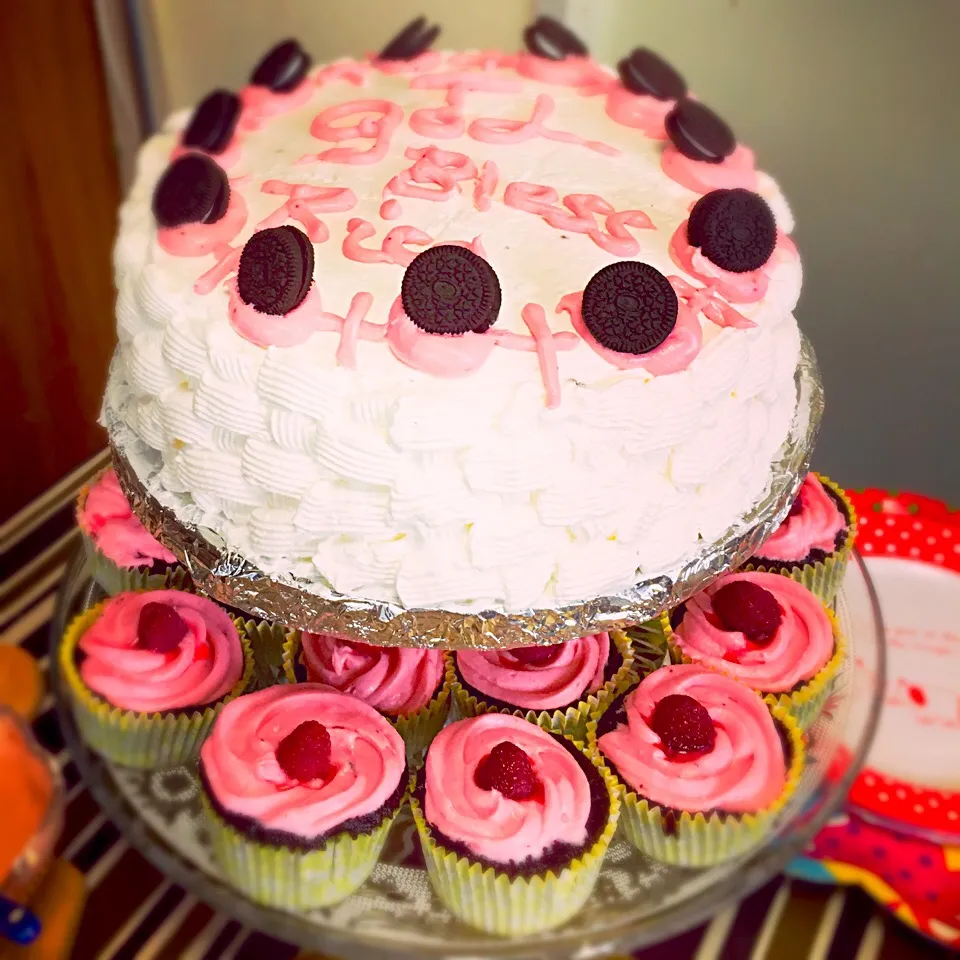 Double chocolate Oreo cake and chocolate cupcakes with raspberry frosting|Babyluv Cabrera Ocampoさん