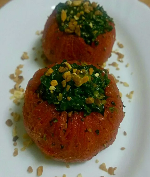 Snapdishの料理写真:tomate confitado relleno de espinacas salteadas|Rebecaさん