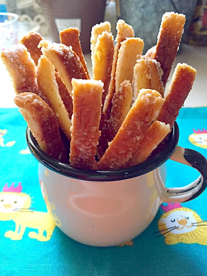 Snapdishの料理写真:な～んちゃない普通のパン耳ラスク🍞
でもアーモンドミルクパウダーをまぶしてます♪|みほままこさん