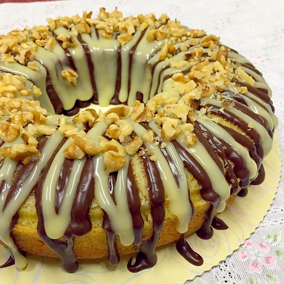 Butter cake with Nutella and white chocolate drizzle, topped with chopped walnut|Amy Aliyyaさん