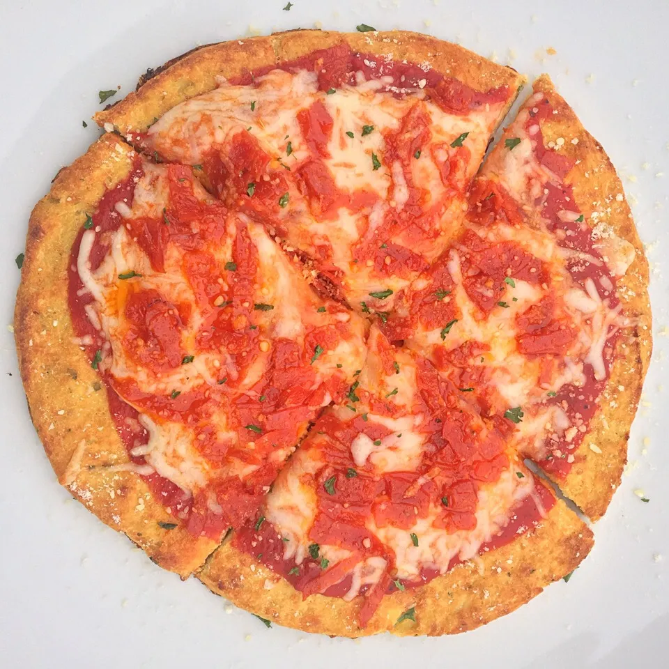 Snapdishの料理写真:Cauliflower Pizza Crust|lindsay robesonさん