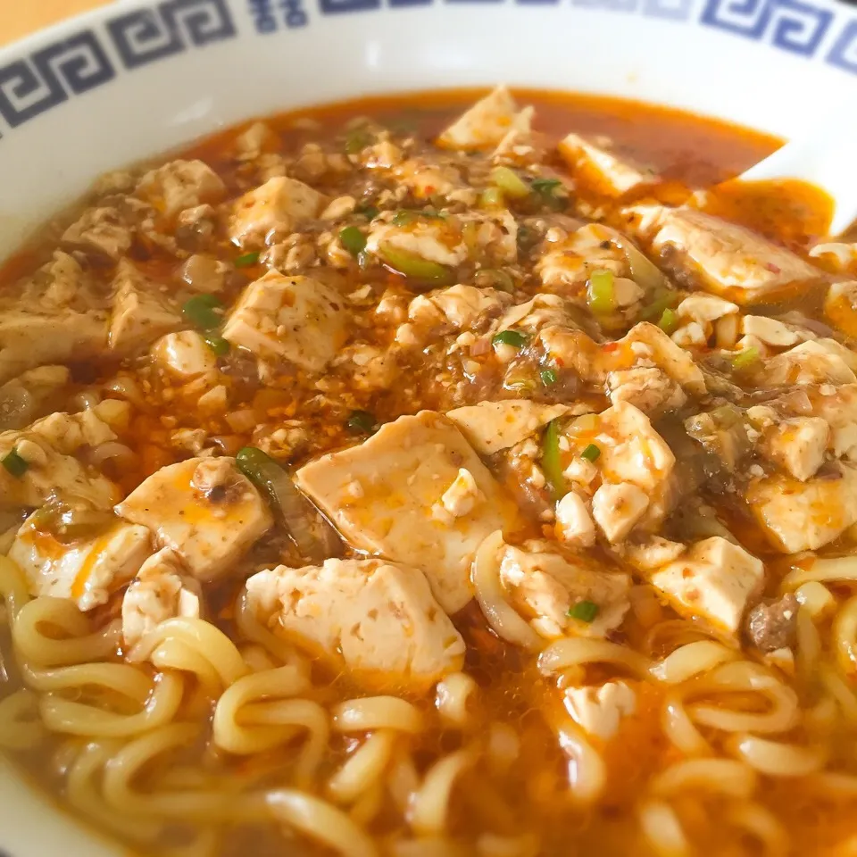 激辛マーボー麺：インスタントラーメンの上に陳さんの激辛麻婆豆腐を🍜🔥🔥🔥|川村大作さん