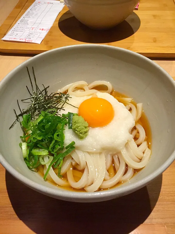 Snapdishの料理写真:宇治「はなれ」の山芋とろろぶっかけうどん
うどんはシコッとした腰があり美味です。
器は朝日焼でこだわりがあります。|Hiroshi Aritaさん