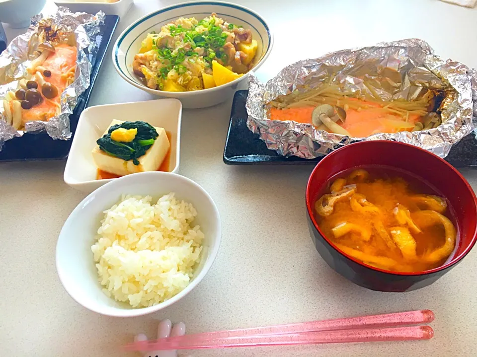 ご飯
味噌汁
豆腐
鮭のホイル焼き
鶏肉とじゃがいもの塩ダレ蒸し焼き
切リ干し大根の煮物|Rika Amanoさん