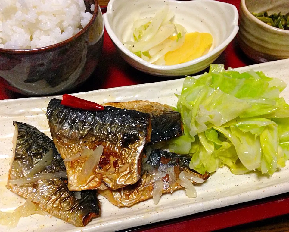 晩ごはん  塩鯖のマリネ アンチョビキャベツ 菜の花漬け キャベツの芯の塩胡椒揉み たくあん ジャガイモと玉ねぎの味噌汁|ぽんたさん