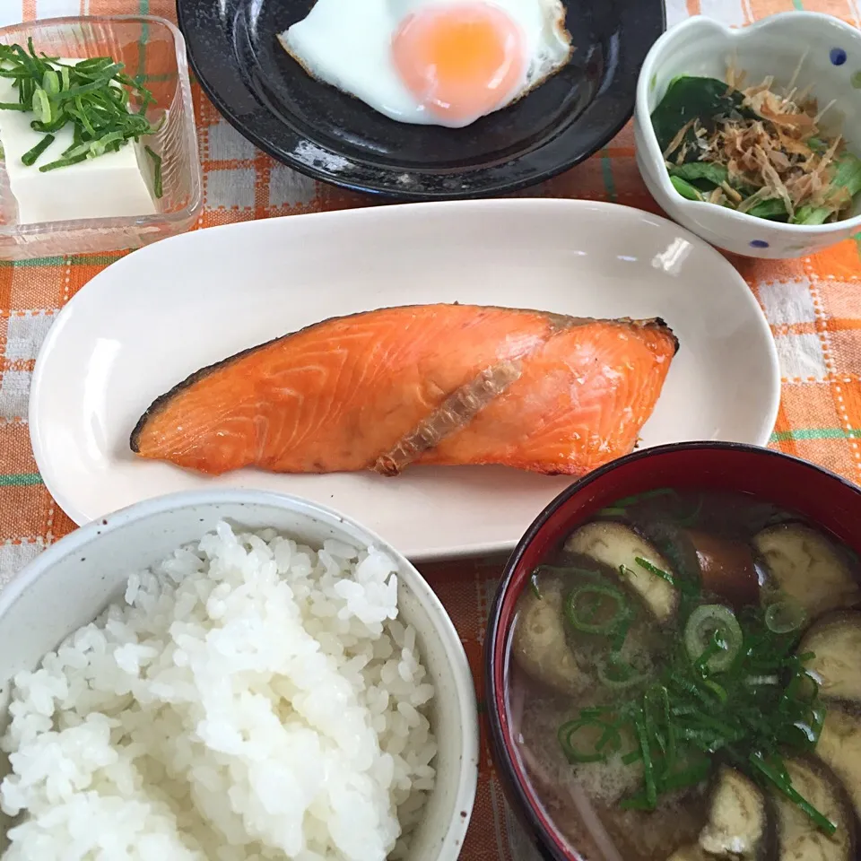 焼鮭、目玉焼き、お浸し、奴、ナスともやしのお味噌汁|純さん