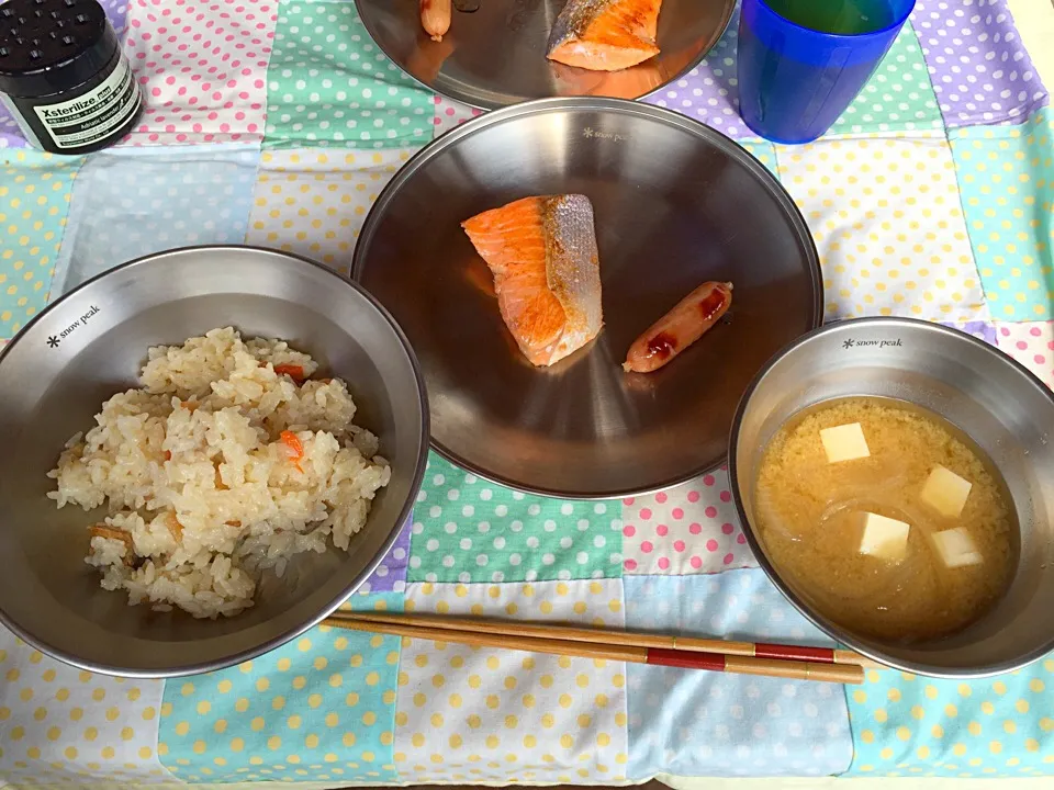 Snapdishの料理写真:キャンプ朝ご飯
炊き込み御飯  鮭  豆腐と玉ねぎの味噌汁|まつださんさん