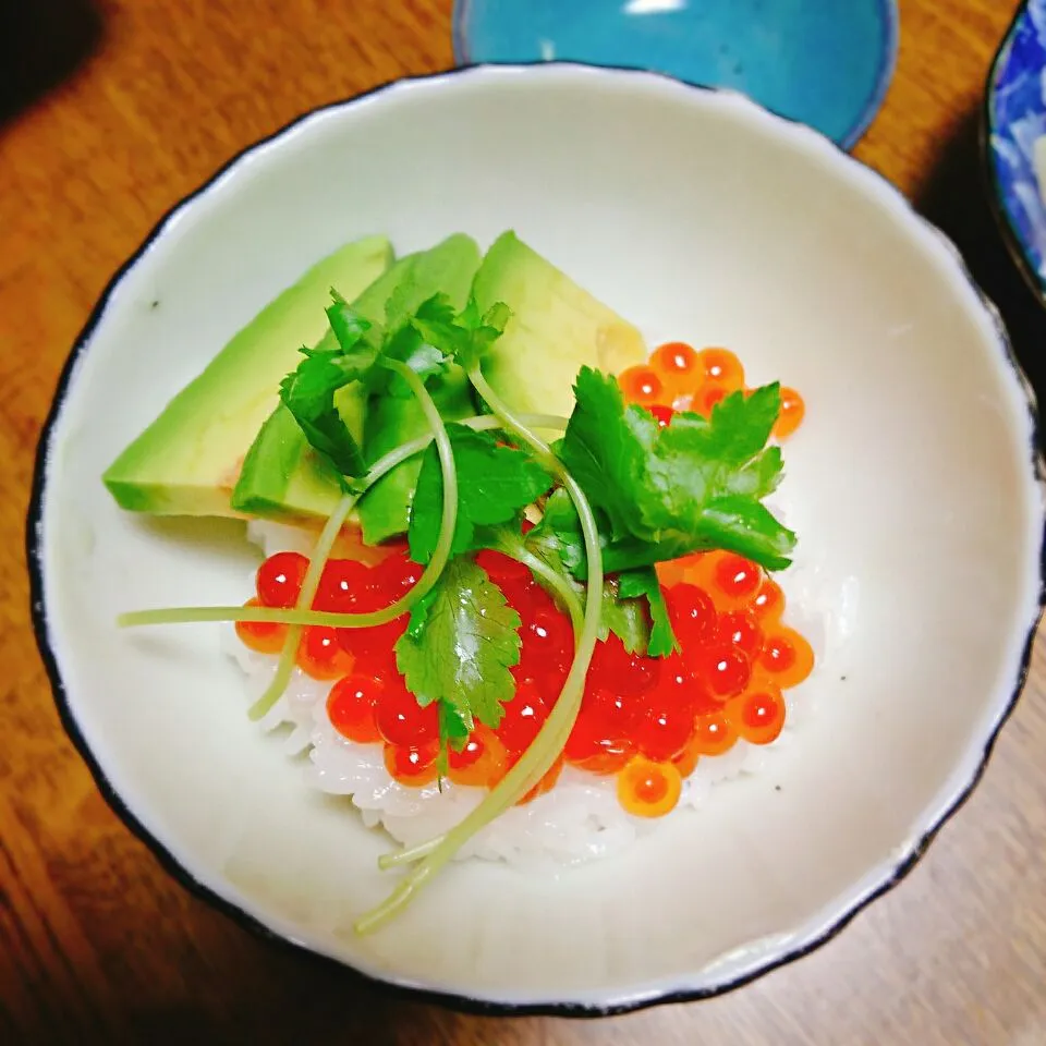 イクラとアボカド丼|Akiko Nakamotoさん