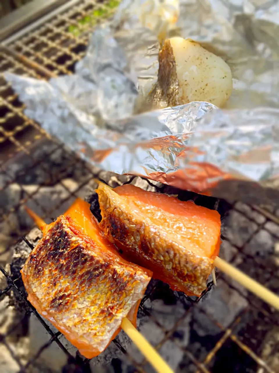 BBQ。本日のメインは鮭のハラスの串刺しに鱈のホイル焼き！|Tomyさん