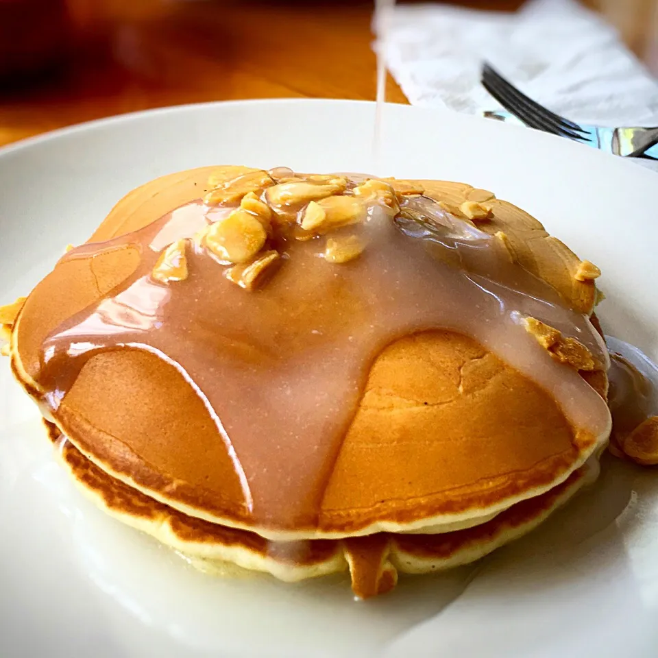 Hotcakes with honeyed almonds and coconut syrup|SweeTeaさん