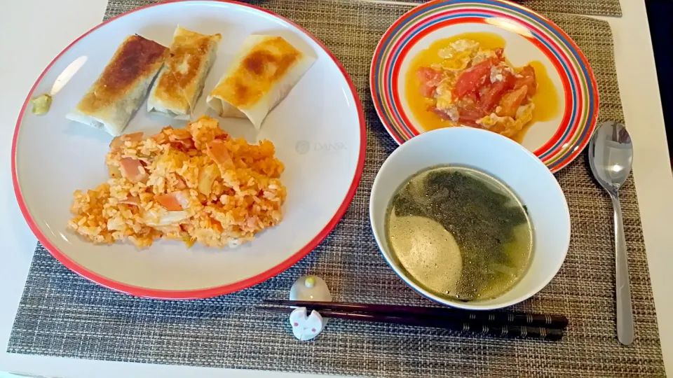 Snapdishの料理写真:今日の夕食　キムチ炒飯、春巻き、トマトと卵の中華風炒め、わかめスープ|pinknari🐰🌈さん