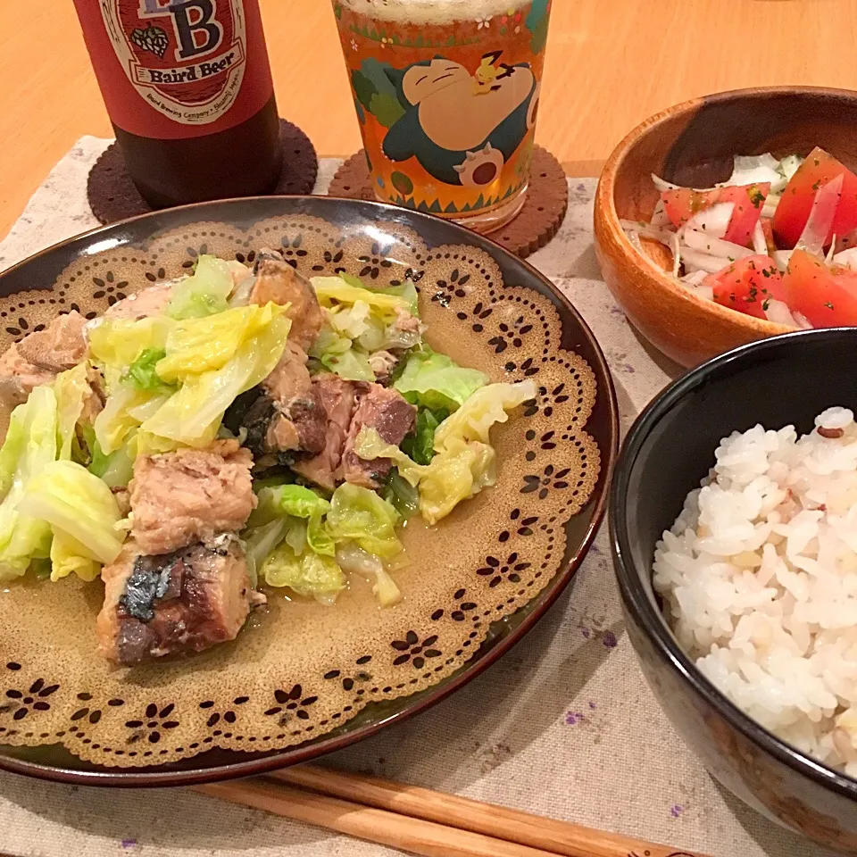 鯖缶とキャベツの蒸し煮、新玉ねぎとトマトのサラダ|かぴこさん