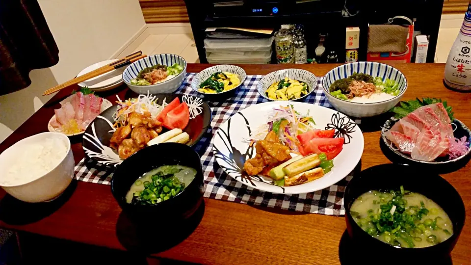 週末ごはーん♡照り焼きチキン、サラダ、ニラ玉、三色ネバネバ、お刺身、わかめと玉ねぎの味噌汁、(オクノ作、オクノ盛り付け)|未来さん