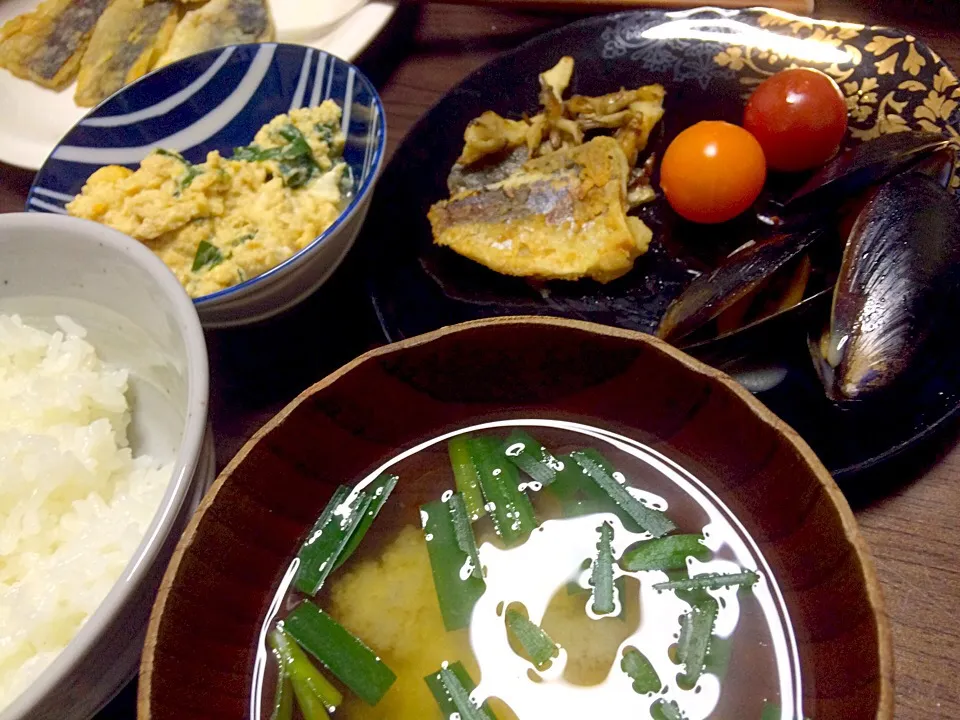 夜ごはん 畑で採れたてニラでニラ玉、ニラのお味噌汁、あじと舞茸のソテー、ムール貝ガーリックバター蒸し、大根の煮物|きむらゆりかさん