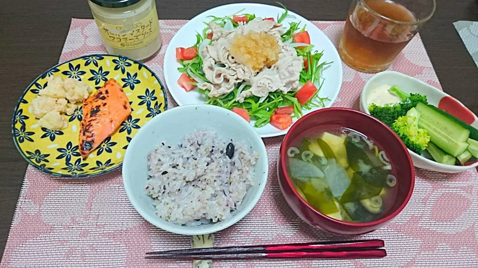 夕ごはん。豚しゃぶサラダ、鮭の塩麹焼き、明太子ポテトサラダ、ブロッコリー&きゅうり、お味噌汁、十六穀米。|みんさん