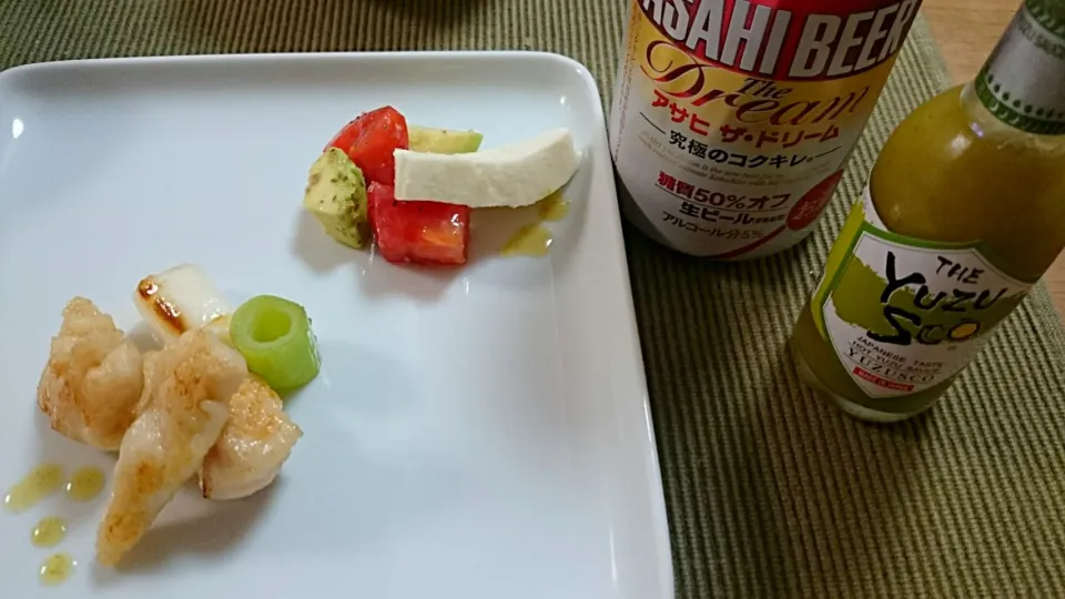 Snapdishの料理写真:鶏ささみ塩焼き  アボカドトマトモッツァレラ|hilocoさん