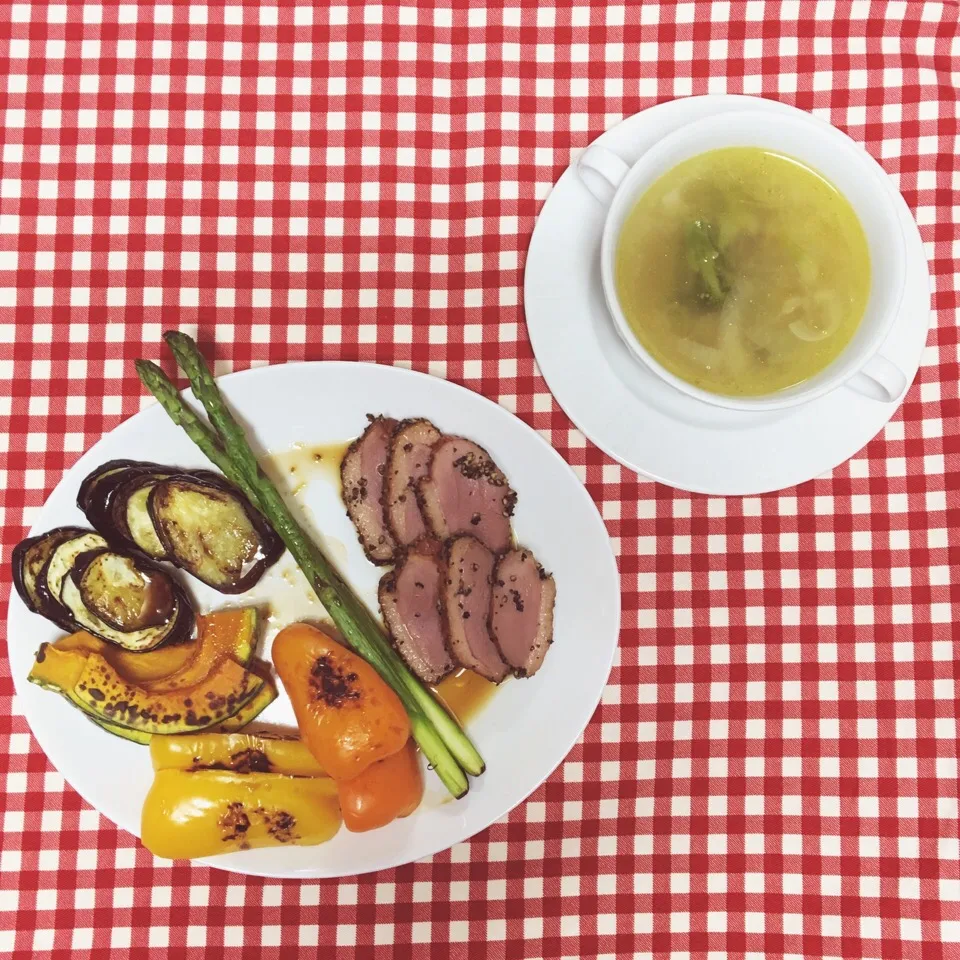 合鴨パストラミ&焼き野菜のプレート、オニオンスープ|ひとみさん