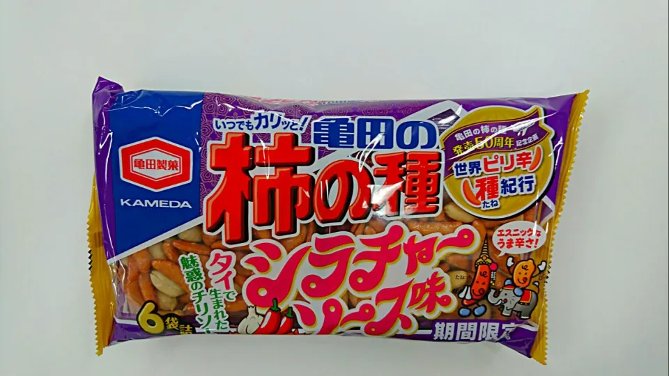 亀田の柿の種  タイのシラチャーソース味
 まず、「シラチャーソースってなによ？」ってことで食べてみたら、かなり辛めでありヒリヒリ感が残る(+_+)|津田 健次 Kenji Tsudaさん