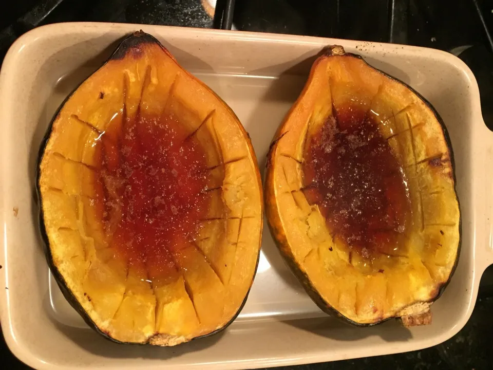 Roasted acorn squash with maple syrup, brown sugar, and butter.|ernest ristiさん