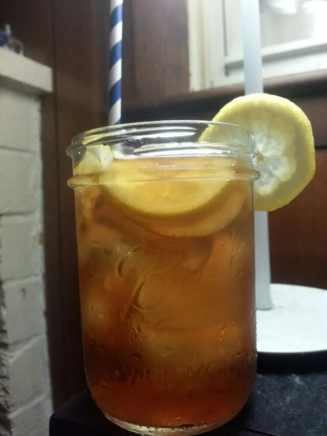 iced black tea with fresh lemons.|Polly Gelfusoさん