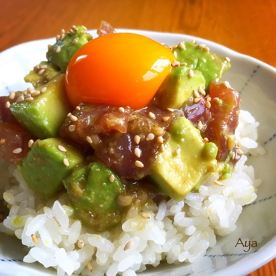 Snapdishの料理写真:みったんの♡アボカドとハマチの漬け丼|あやさん