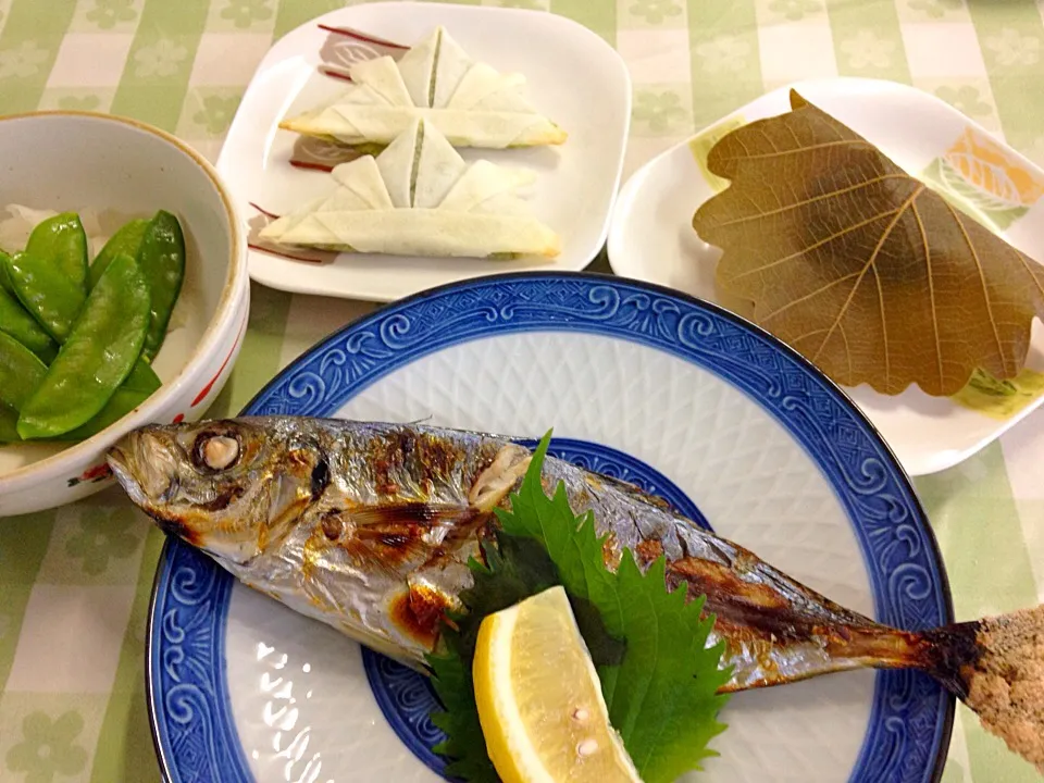 鯵の塩焼き、アボカドチーズ包み（子供の日バージョン）、さやまめサラダ、柏餅|もちもちさん