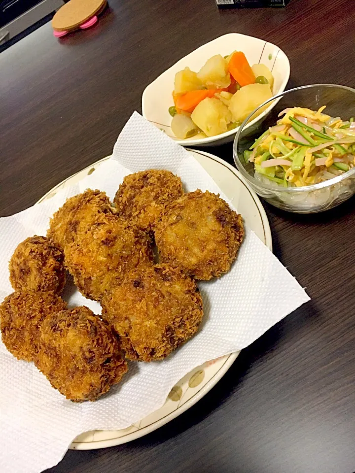 今日の夕食)^o^(
メンチカツ
春雨の酢の物
煮物|ともぴさん